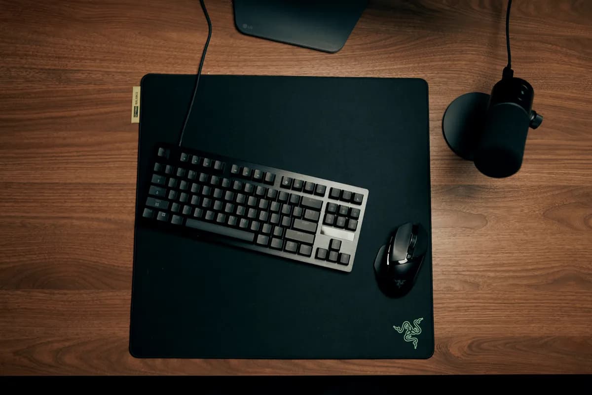 Overhead view of the keyboard and mouse on the wooden desk in Ready Player One